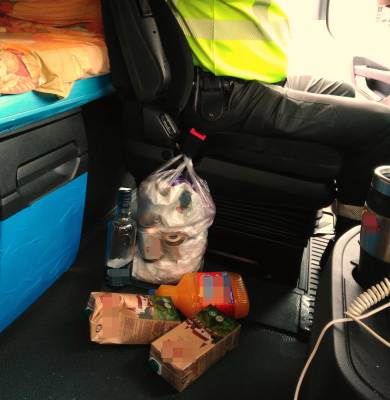 Botellas dentro del camión del conductor detenido por ir bajo los efectos del alcohol.