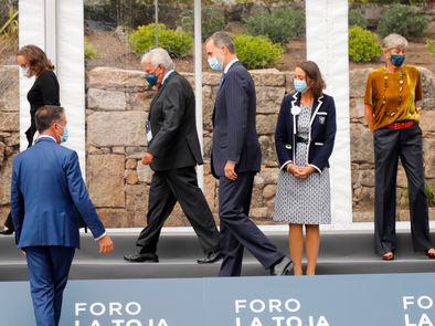 El Rey Felipe VI y Felipe González en la inauguración del II Foro La Toja Vínculo Atlántico. / EFE