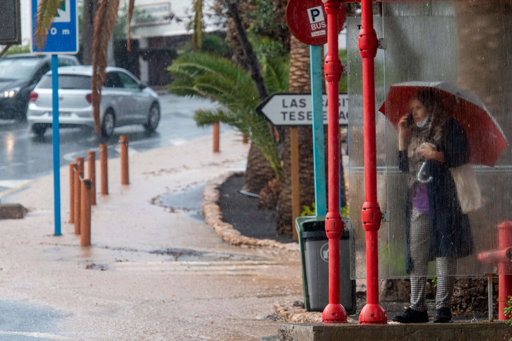 Perversión Elucidación Señor Alerta máxima en Canarias por el ciclón: piden evitar desplazamientos y se  suspenden clases