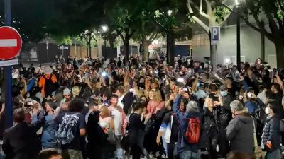 Gente en la calle celebra el fin del Estado de Alarma / EP