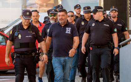 El jefe de la Policía Local de Punta Umbría (Huelva), Antonio Garrido (c), llega este viernes a la Audiencia Provincial de Huelva. EFE/Julián Pérez