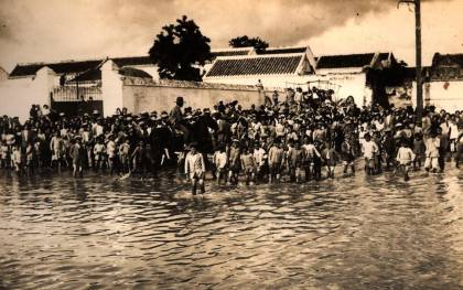 Muchos jóvenes de la época sorprendidos en los corrales del Pozo del Pradillo ante el espectáculo de las aguas, en Los Palacios. / El Correo