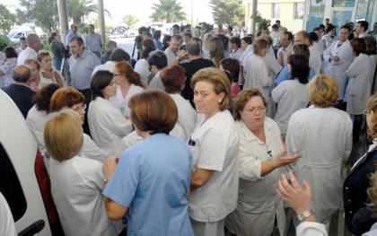 El personal sanitario del hospital de Torrecárdenas de Almería en un paro de diez minutos en 2017.
