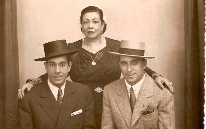 La Niña de los Peines entre su hermano Tomás (a la izquierda) y Pepe Pinto, su esposo. / El Correo