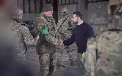 El presidente ucraniano, Volodimir Zelenski (d), visita las posiciones avanzadas del ejército ucraniano en Bajmut este miércoles. EFE/EPA