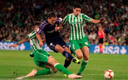 Marc Bartra durante un partido de Liga entre el Real Betis y el Real Valladolid. / EFE