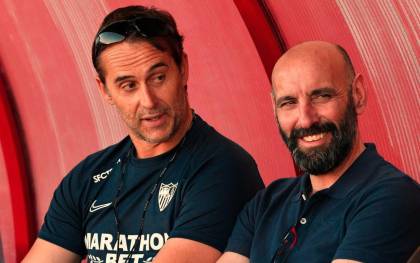 El nuevo entrenador del Sevilla, Julen Lopetegui, junto al director deportivo sevillista, Monchi. / SFC