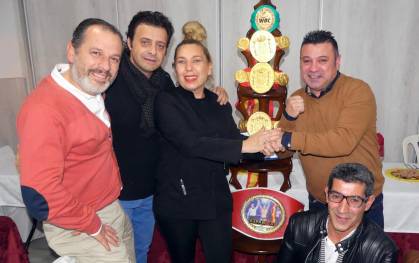 La Hermandad Gastronómica de Utrera homenajeó al boxeador Javier Campanario