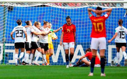 Las jugadoras alemanas celebran tras marcar el 1-0 durante el encuentro del grupo B del Mundial Femenino entre Alemania y España. / TOLGA BOZOGLU | EFE
