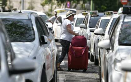 Los taxistas aplazan al lunes sus «decisiones» de huelga indefinida