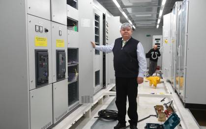 José Manuel Gómez Solís, en los talleres de CEN Solutions en el Puerto de Sevilla, dentro de un contenedor con sistemas de control eléctrico que han fabricado para enviar a Corea del Sur. / JESÚS BARRERA
