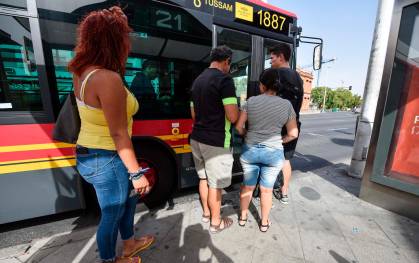 Usuarios se montan en un autobús urbano de Tussam. 