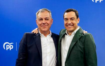 El candidato a la alcaldía de Sevilla por el Partido Popular, José Luis Sanz, (i) junto a el presidente del PP en Andalucía, Juanma moreno (d) festejan la victoria. / E.P.
