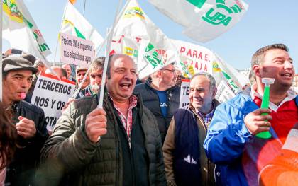 Algunos de los asistentes a la manifestación de agricultores y ganaderos convocada por las organizaciones COAG, Asaja y UPA, frente al Ministerio de Agricultura de Madrid (España). / Europa Press