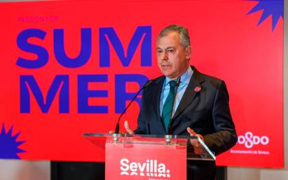 El alcalde durante la presentación de la campaña de turismo, ‘Sevilla, Passion for summer’.