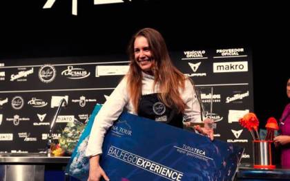 La cocinera Camila Ferraro sonríe tras ganar el premio Cocinero Revelación. / EFE