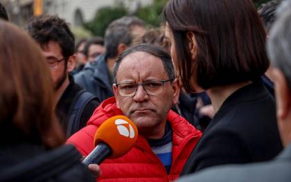 El portero del edificio incendiado, Julián, atiende a los medios de comunicación durante el minuto de silencio por las víctimas del incendio del barrio de Campanar. Rober Solsona / Europa Press