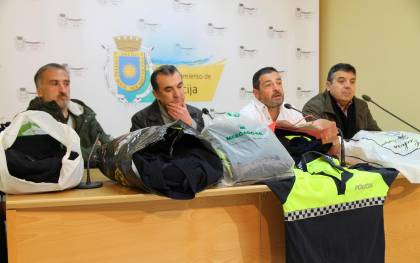 Policías jubilados donan sus uniformes a agentes sin la ropa reglamentaria