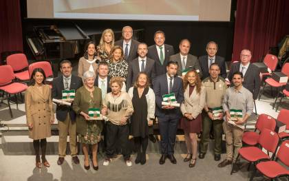 La Junta reconoce con las Banderas de Andalucía la «solidaridad y talento universal» de diez personas y entidades