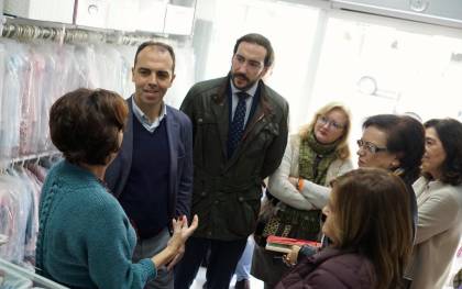 Visita de los representantes de Ciudadanos al barrio de Nervión. Foto: El Correo.