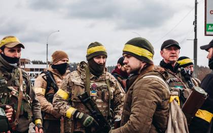 Varios soldados del ejército ucraniano en Irpin (Ucrania). Diego Herrera / Europa Press