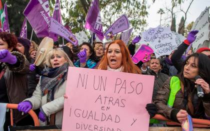 Feministas se concentran ante el Parlamento andaluz coincidiendo con el debate de investidura de Moreno