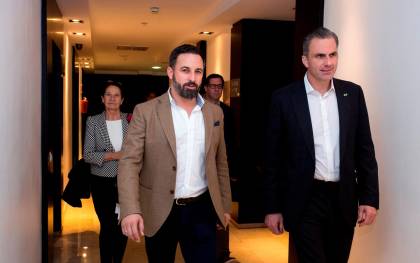 El líder de Vox, Santiago Abascal (i), acompañado por el secretario general del partido, Javier Ortega (d). EFE/ Luca Piergiovanni
