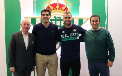 Jesé posa con la camiseta bética junto a Serra Ferrer, Ángel Haro y López Catalán. Foto: @RealBetis