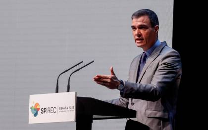 El presidente del Gobierno, Pedro Sánchez, interviene durante la apertura de la Conferencia Internacional de Energías Renovables SPIREC 23 en Madrid, este lunes. EFE/ Javier Lizon