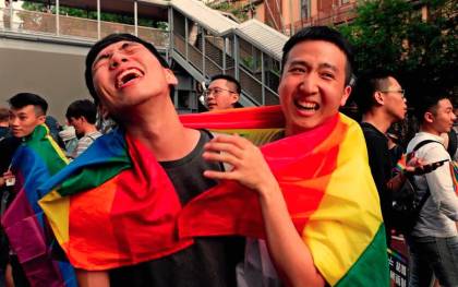 Simpatizantes del colectivo homosexual se concentran a las puertas del Parlamento durante el debate sobre la legalización del matrimonio gay en Taiwán. / EFE