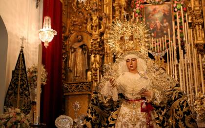  Nuestra Señora de la Esperanza de Triana baja de su altar para ser venerada / Alejandro Solano