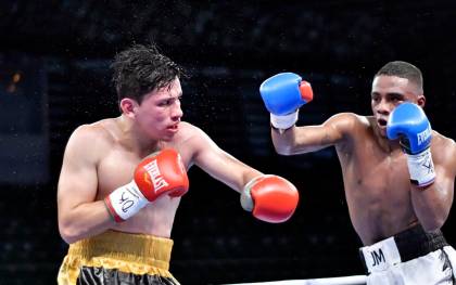 Fotografía de archivo sin fecha cedida por el diario El Heraldo que muestra al Boxeador Colombiano Luis Quiñones (i) durante una pelea. EFE/ Diario El Heraldo