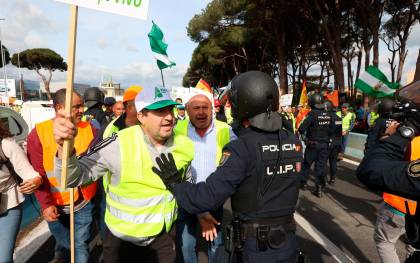 Agricultores discuten con las fuerzas del orden en las protestas agrarias en Algeciras en Algeciras, Cádiz (Andalucía, España).Nono Rico (Europa Press) 