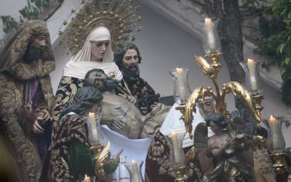 El misterio de la Mortaja en una salida procesional en la tarde del Viernes Santo. 