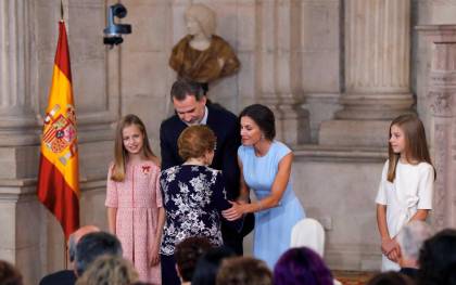 Felipe VI, junto a la reina Letizia, la princesa Leonor y la infanta Sofía, preside el acto de imposición de condecoraciones a ciudadanos de todas las comunidades autónomas. / EFE