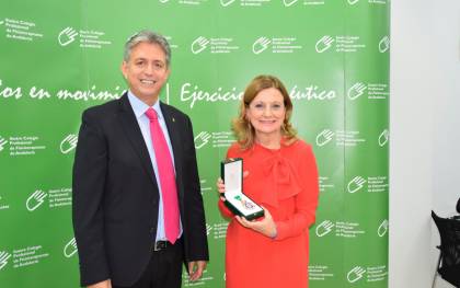 El Colegio de Fisioterapeutas de Andalucía entrega su Medalla de Honor a la consejera de Salud