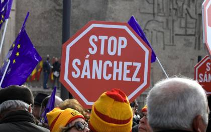 La derecha mide su fuerza en la calle para exigir elecciones a Sánchez