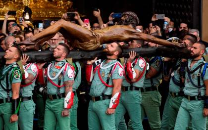Tradicional acto de traslado del Cristo de la Buena Muerte de Málaga (Cristo de Mena). EFE/Carlos Díaz