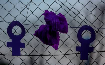 Dos símbolos feministas durante una marcha el 5 de marzo de 2021. 