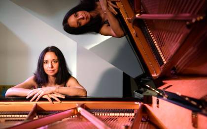  Yolanda Sánchez, con el principal piano de la Casa de los Pianistas, en el que ha invertido 56.000 euros. / Jesús Barrera