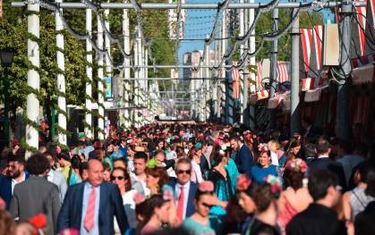 Una de las calles del Real llena de gente en una tarde de la pasada Feria. / Jesús Barrera
