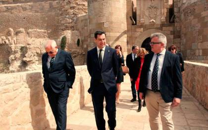 El presidente de la Junta de Andalucía, Juanma Moreno, durante su visita a Melilla. / EFE