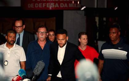 Neymar deja la Comisaría de Defensa de la Mujer en Sao Paulo (Brasil) después de dar testimonio. / EFE