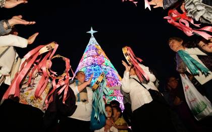 Celebración del estreno del árbol de Navidad en el Polígono Sur. / El Correo