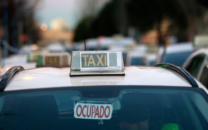 Decenas de taxis estacionados en los alrededores del recinto ferial de Madrid este miércoles. EFE/Javier Lizón