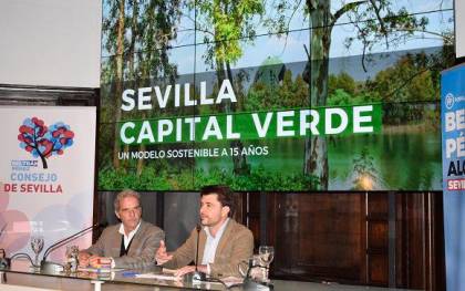 Beltrán Pérez y Ricardo Librero durante la presentación de Sevilla Capital Verde. / El Correo