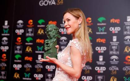  La hija de Pepa Flores «Marisol», Maria Esteve, con el «Goya de honor» en nombre de su madre, durante la gala de los «Premios Goya 2020»