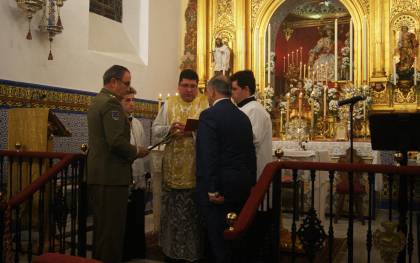 El momento de la donación del bastón de mando en la capilla de la calle Amparo. Fotos: El Correo.