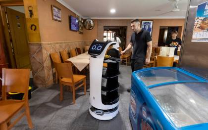 El futuro ya está aquí: un robot camarero para la vieja fonda