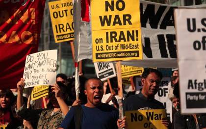Manifestantes se reúnen en la Plaza Pershing en oposición a cualquier participación militar de Estados Unidos en el Medio Oriente. / EFE